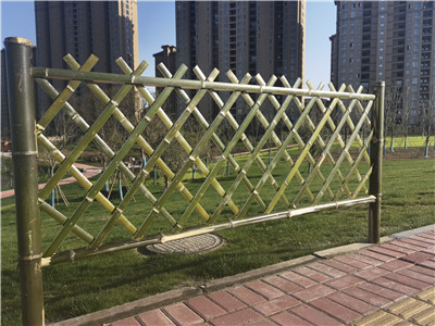 為什么公園周邊喜歡用竹籬笆圍欄圍起來。